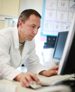 médecin esthéticien qui télécharge