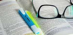 texte et lunettes de lecture