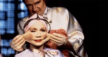 Propriétés de rétraction de la peau & chirurgie esthétique chirurgien qui tire sur la peau d'un visage