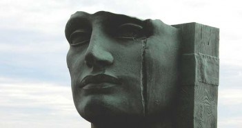 Hyaluronane à CPM et cicatrices chirurgicales cicatrice sur le visage
