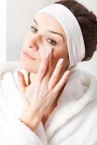 Femme se passant une crème sur le visage