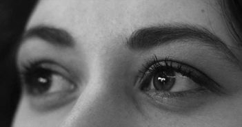 Depressor supercilli : une mise au point regard et sourcils de femme