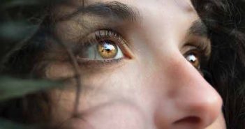 La rhinoplastie médicale, l’esthétique du nez sans bistouri nez de femme de profil