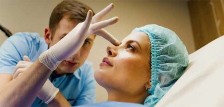 Médecin esthétique examinant un nez de femme