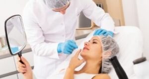 Analyse de la peau du visage par un médecin