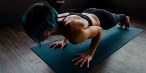 Sport : femme en position de planche