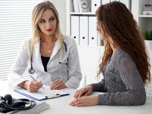 medecin consultant une femme