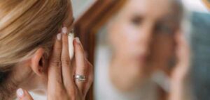 femme se regardant dans un miroir