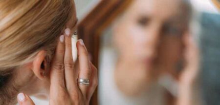 femme se regardant dans un miroir