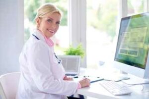 medecin devant webinaire
