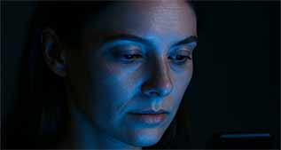 visage et lumiere bleue