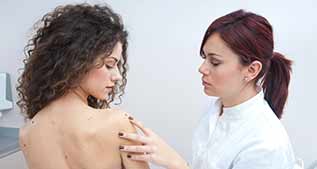 dermatologue examinant la peau