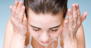 Laver visage eau salée