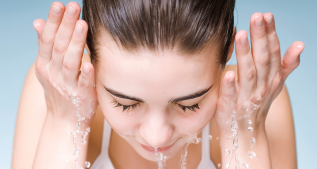 Laver visage eau salée